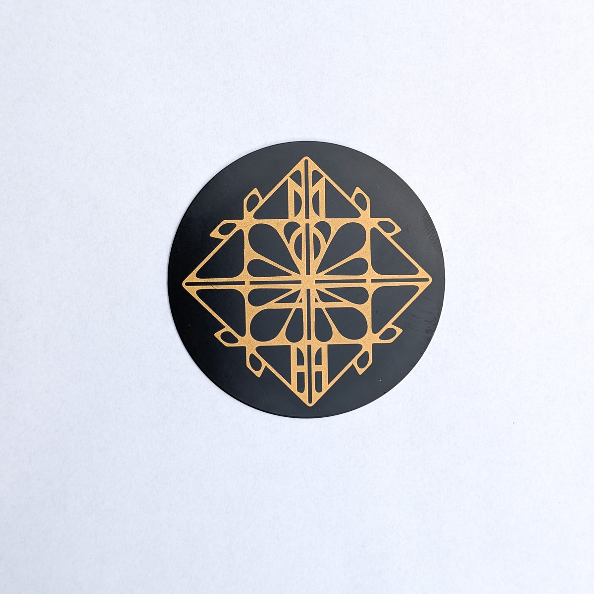 Palette magnet circle large, black magnetic disc with the gold Moth emblem